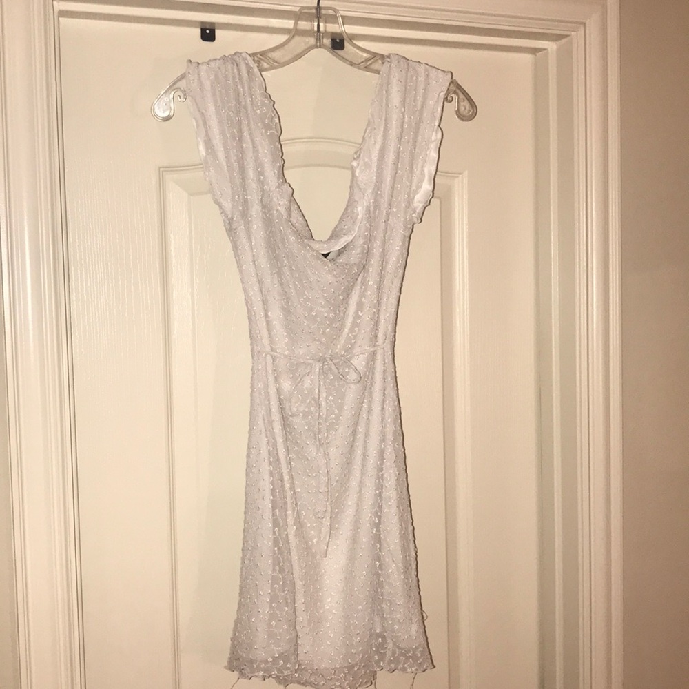 White embroidered floral mini dresss